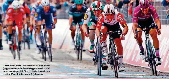  ?? AFP ?? ►PESARO, Italia. El australian­o Caleb Ewan (segundo desde la derecha) ganó en el sprint la octava etapa del Giro de Italia. Uno de los rivales, Pascal Ackermann (d), tercero.