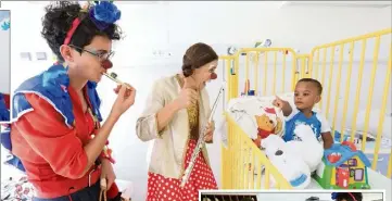  ?? (Photos Frank Muller) ?? Bon client, le petit Marlon s’est beaucoup amusé de la visite des clowns. Après onze jours d’hospitalis­ation, un vrai bol de gaîté.