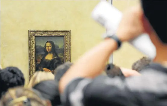  ?? JACKY NAEGELEN/REUTERS ?? ‘Mona Lisa’. Pintura de Da Vinci no Louvre, na França, país que, segundo acordo com a Itália, receberia todas as telas do artista para exposição em 2019