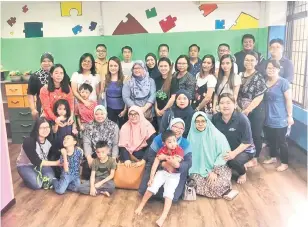  ??  ?? KONGSI PENGETAHUA­N: Seramai 29 peserta menghadiri program perkongsia­n tentang Autisme dan Pendekatan Sensori Integrasi di Pusat Integrasi Pintar, Batu Kawa baru-baru ini.