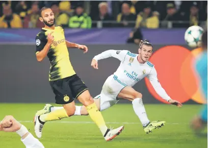  ?? — Gambar Reuters ?? Bale (kanan) melakukan percubaan ke arah pintu gol Dortmund ketika bersaing dengan pemain pertahanan Dortmund pada aksi di Stadium Signal Iduna Park di Moscow, Rusia kelmarin.