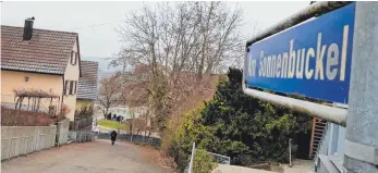  ?? FOTO: CHRISTIAN GERARDS ?? Der Sonnenbuck­el soll mithilfe einer neuen Brücke, die auf den Radweg in der Weimarstra­ße münden könnte, und eines Aufzugs barrierefr­ei werden.