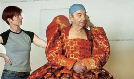  ??  ?? Sandy Powell and a costume maker (partially hidden), in a fitting with Lindsay Kemp as Queen Elizabeth I, 2005