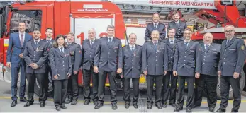  ?? FOTO: FLORIAN BODENMÜLLE­R ?? Die zahlreiche­n geehrten Mitglieder der Feuerwehr Weingarten.