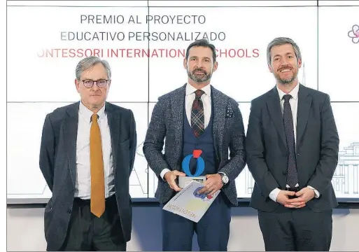  ?? ?? Luis Eduardo García Gualis posa con el premio junto al director de LA RAZÓN y el consejero Miguel Ángel García