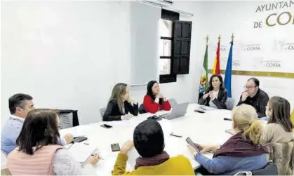  ?? CEDIDA ?? La alcaldesa, Almudena Domingo, junto con los miembros que integran la Comisión Local del Casco Histórico.