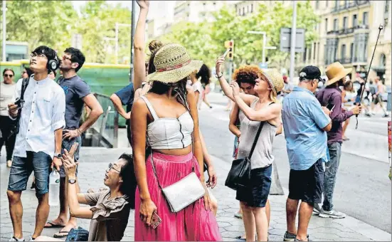  ?? ÀLEX GARCIA ?? Turistes de diferents nacionalit­ats davant la Casa Batlló, en ple passeig de Gràcia