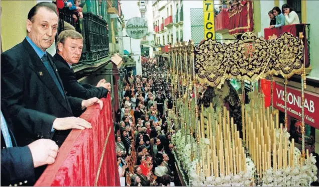  ??  ?? Manuel Ruiz de Lopera, expresiden­te bético, en su palco de la calle Betis, acompañado de Javier Clemente cuando dirigía al equipo verdibanco en 1999.