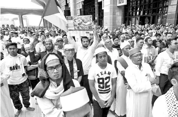  ??  ?? The crowd that had gathered to express their rejection of the proposal to make Jerusalem the capital of Israel. - Bernama photo