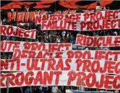  ?? (Photo AFP) ?? Florilège de banderoles contre la direction, dimanche au Vélodrome.