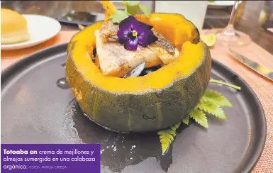  ?? FOTOS: PATRICIA ORTEGA ?? Totoaba en crema de mejillones y almejas sumergida en una calabaza orgánica.