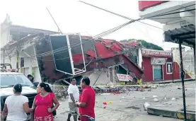  ??  ?? El Puente Ixtaltepec tendrá que rehacerse, debido a los daños que presentó, informó la SCT; más casas se desploman.