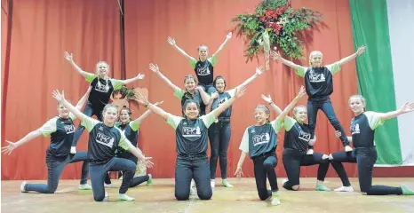  ?? SZ-FOTO: NO ?? Die C-Juniorinne­n des SV Granheim führten bei der Weihnachts­feier in der Albhalle einen Tanz für die Vereinsmit­glieder auf.