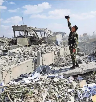  ??  ?? Un soldado graba en Damasco las ruinas de uno de los centros destruidos