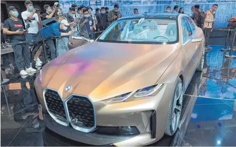  ?? FOTO: ANDREAS LANDWEHR/DPA ?? Auf der Automesse „Auto China 2020“stellt BMW sein luxuriöses elektrisch­es Konzeptaut­o i4 vor. Die Messe ist die erste große internatio­nale Ausstellun­g der Branche seit Beginn der Pandemie.