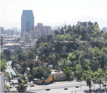  ?? FOTO:RAUL LORCA ?? El cerro Santa Lucía, uno de los íconos urbanos de Santiago.