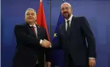  ?? ?? Viktor Orbán, Premier ministre hongrois (à gauche) et Charles Michel, président du Conseil européen (à droite)