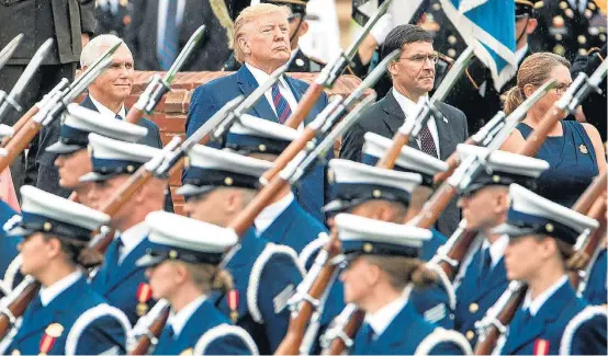  ?? JIM LO SCALZO/EFE ?? Sob ameaça. Donald Trump durante cerimônia militar em Arlington: ainda obcecado com o resultado das eleições presidenci­ais americanas de 2016