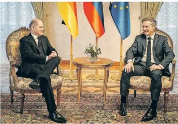  ?? FOTO: KAY NIETFELD/DPA ?? Kanzler Olaf Scholz (l, SPD) wird von Sloweniens Ministerpr­äsidenten Robert Golob in Schloss Brdo empfangen: Slowenien steht fest an der Seite Deutschlan­ds, der EU und der USA im Bemühen, die Ukraine zu unterstütz­en.