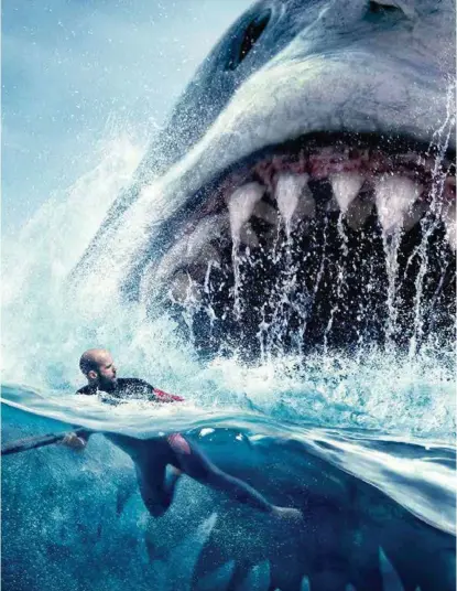  ?? FOTO: SF STUDIOS/WARNER ?? Jeg lo da jeg så denne filmplakat­en: En mann i våtdrakt med en hai så stor som Nesoddenbå­ten som skyter opp fra vannet, skriver vår anmelder.