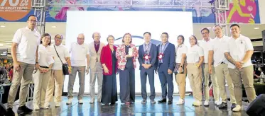  ?? ?? Hyundai Commonweal­th dealer principals Amang and Baby San Juan, daughter Atty. Lyne San Juan Ponferrada and their management team accepting the Dealer of the Year plum, first and only award given during the recent Hyundai DOYA.