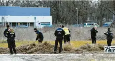  ?? Foto: Silvio Wyszengrad ?? Polizisten durchsuche­n den Reese‰Park in Augsburg. Ende Februar hat es dort einen Angriff mit einem Messer gegeben.