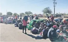  ??  ?? Unos 600 integrante­s de la caravana están a la intemperie en Navojoa y claman ayuda humanitari­a; aseguran que nadie les ha ofrecido alimentos.