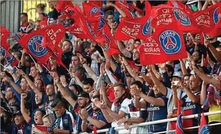  ??  ?? Selon l’ex-ultra Christophe Uldry, le slogan « Ici c’est Paris », né dans le virage Auteuil en 2001, a été déposé en 2008.