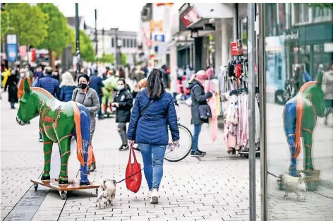  ?? FOTO: LARS FRÖHLICH ?? In die Geschäfte durften am Samstag Kunden mit einem negativen Coronatest, vollständi­g Geimpfte und Genesene. Die Hohe Straße in der Innenstadt war dadurch nach langer Zeit endlich mal wieder gut besucht.