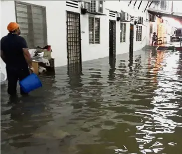  ??  ?? Knee-deep: A Sikh Temple in Kampung Pandan flooded after heavy rain.
