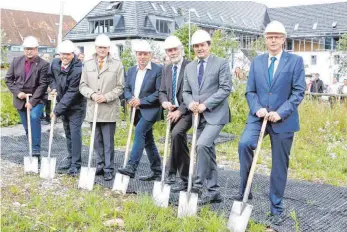  ?? FOTOS: RALF SCHÄFER ?? Endlich wird er gebaut, der Erweiterun­gsbau für die Duale Hochschule Baden-Würtemberg im Fallenbrun­nen. An den Spaten betätigen sich dafür Klaus Hoher (MdL, FDP) Rektor Herbert Dreher, Baudirekto­r der Vermögen und Bau BW, Amt Ravensburg, Hermann...