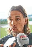  ??  ?? Martin Schmidt bei der Pressearbe­it in Tirol. Foto: Krieger