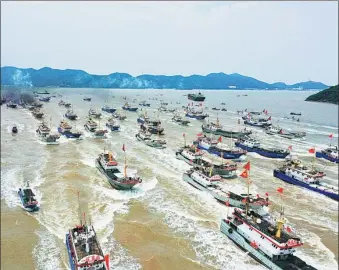  ?? LIN LIJUN / FOR CHINA DAILY ?? Fishing boats in Taizhou, a coastal city in Zhejiang province, set sail on Monday as the three-month fishing moratorium in the East China Sea was lifted on the same day.