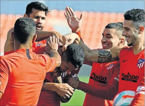  ??  ?? ALEGRÍA. Vitolo atraviesa el ‘pasillo de las collejas’ ante Diego Costa, Correa y Hermoso. El buen ambiente reina en el Atlético.