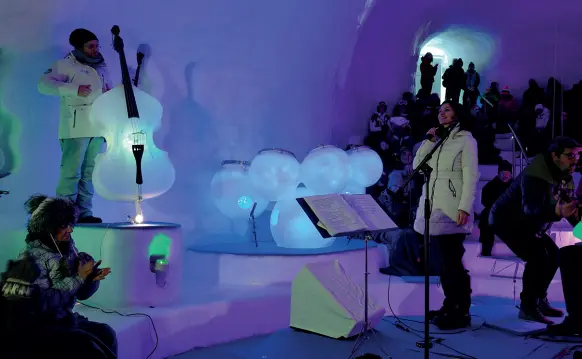  ??  ?? Artisti nell’Ice Dome Patrizia Laquidara ieri in concerto nel teatro di ghiaccio (La foto qui sopra è della fotografa Fiorella Baldisserr­i)