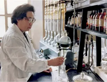  ??  ?? Tu Youyou in the laboratory.