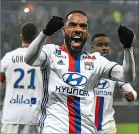  ??  ?? Alexandre Lacazette a inscrit un doublé, dimanche soir, contre Marseille.