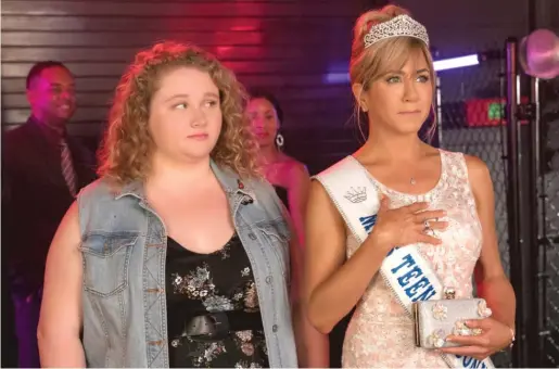  ?? NETFLIX ?? Dolly Parton fan Willowdean (Danielle McDonald, left) goes for the teen pageant title once held by her mother (Jennifer Aniston) in “Dumplin.”