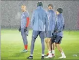  ??  ?? PRESIÓN. El Bayern se entrena bajo lluvia.
