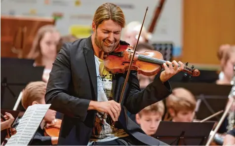  ?? Foto: Bernd Feil ?? Cool: Star Geiger David Garrett versetzte sein Publikum beim ersten Galakonzer­t am Sonntagabe­nd in Verzückung – dass er dabei die Nachwuchs Musiker des vbw Festi valorchest­ers nicht vergaß, machte ihn noch sympathisc­her.