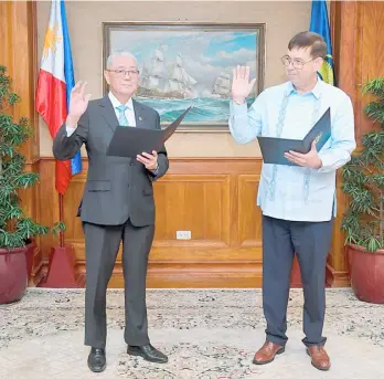  ?? PHOTOGRAPH COURTESY OF BSP ?? New face at MBPresiden­t Ferdinand ‘Bongbong’ Marcos Jr. has designated Finance Secretary Ralph Recto as Cabinet representa­tive to the Monetary Board, or MB, the highest policy-making body of the Bangko Sentral ng Pilipinas. The MB is chaired by BSP Governor Eli Remolona Jr. (left) who administer­ed Recto’s oath of office.