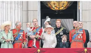  ?? FOTO: DPA ?? Die königliche Familie auf dem Balkon des Buckingham-Palasts zur Geburtstag­sparade der Queen 2015.