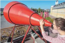  ??  ?? Auf dem Balkon des Karlsruher Schlosses steht der „Proklamato­r“, mit dem Besucher ihre revolution­ären Ideen verkünden können.