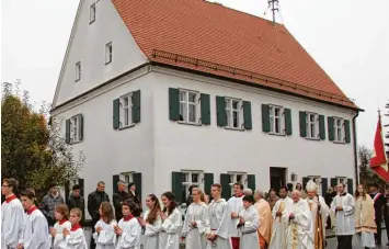  ??  ?? Aus dem kirchliche­n Leben ist der Pfarrhof Bubesheim nicht wegzudenke­n, wie zum Beispiel beim Besuch des Bischofs im Jahr 2015.