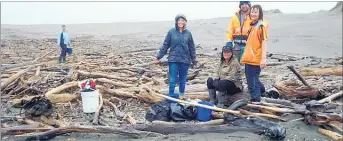  ?? LVN230916s­plcleanup1 ?? MORE than 40 Foxton Beach residents turned up in the rain on Saturday to pick up rubbish and keep Foxton Beach looking beautiful. From left: Diane Couchman, Sherrilyn Bury Vilela, Rachael O'Neill, David Sands and Jennie Lundie.