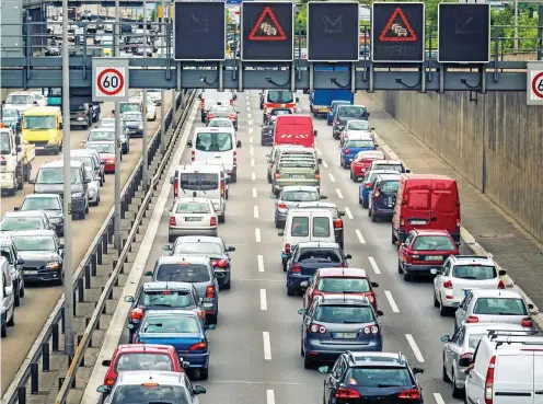  ?? FOTO: ISTOCK ?? Pendler in Großstädte­n stehen häufig im Stau. Dafür lässt sich die tägliche Strecke steuerlich geltend machen.