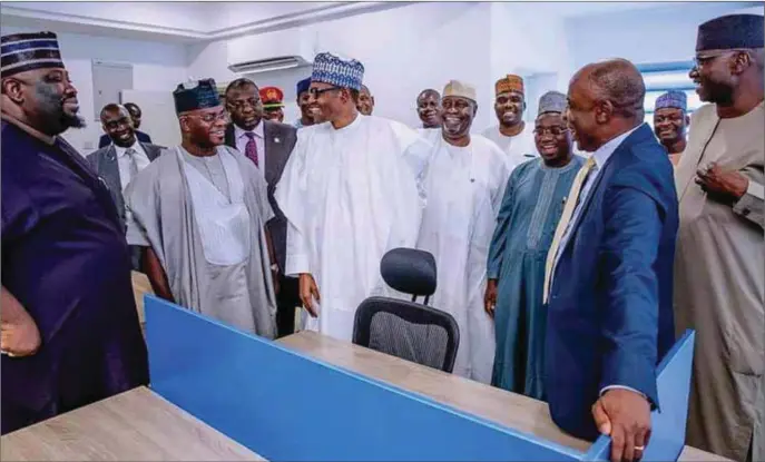  ??  ?? President Buhari makes a stop-over at his campaign secretaria­t before leaving for London