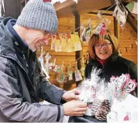  ?? FOTO: JL ?? Wer nach Inspiratio­nen für den weihnachtl­ichen Gabentisch sucht, ist beim Wegberger Adventsmar­kt an der richtigen Adresse.