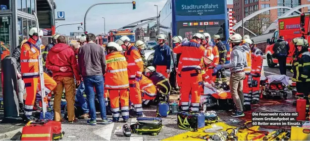  ??  ?? Die Feuerwehr rückte mit einem Großaufgeb­ot an. 60 Retter waren im Einsatz.