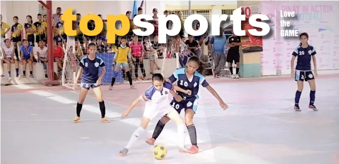  ?? (SUN*STAR PHOTO BY DOUGLAS HERO) ?? BATTLE FOR POSSESSION. Chantal Van Ommeren (right) battles for the ball with SHS/Ateneo de Cebu defender during their championsh­ip match in the PIA/CDO Futsal Invitation­al Championsh­ips.